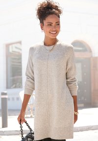 Helle graue Pullover aus weichem Material mit Rundhalsausschnitt, Raglanärmeln, gerippten Bündchen und einem dezenten vertikalen Nahtdetail.