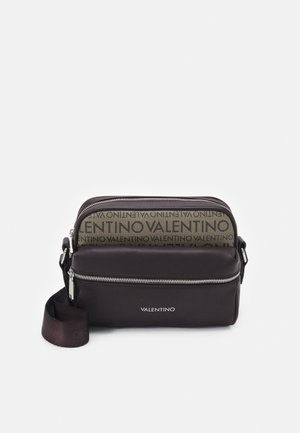 Sac bandoulière compact Valentino marron foncé avec deux compartiments, fermetures éclair argentées et sangle réglable, avec impression du logo sur le compartiment arrière.