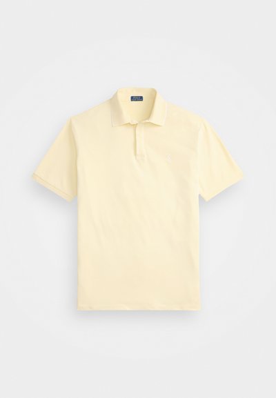 Polo em amarelo claro, mangas curtas, tecido de algodão, gola clássica, logotipo discreto no peito, acabamento em contraste na gola.