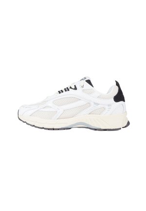 Sneaker sportiva bianca con pannelli in mesh, linguetta nera sul tallone e suola spessa, mostrata di profilo laterale rivolta verso sinistra su sfondo semplice.