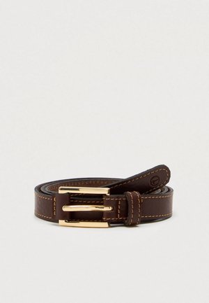 Ceinture en cuir marron avec une boucle en métal doré, présentant des coutures contrastantes et une finition lisse. Design classique et élancé.