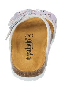 Roze slip-on sandaal met patroon, een gekartelde kurken zool, verstelbare zilveren gesp en een beige voetbed met het merkembleem "palado".
