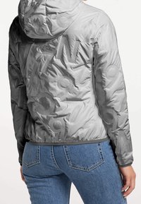 Grijze donsjas met een gestructureerd patroon van cijfers, voorzien van een capuchon en een contrasterende zwarte zoom. Gemaakt van glad, lichtgewicht materiaal.