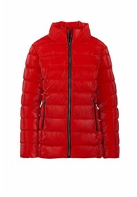 Czerwona kurtka puchowa z wysokim kołnierzem, z poziomymi pikowanymi sekcjami, zamkiem błyskawicznym z przodu i dwoma bocznymi kieszeniami. Gładka, błyszcząca tekstura.