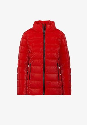 Rode pufferjas met een hoge kraag, horizontale doorgestikte delen, ritssluiting aan de voorkant en twee zijzakken. Gladde, glanzende textuur.