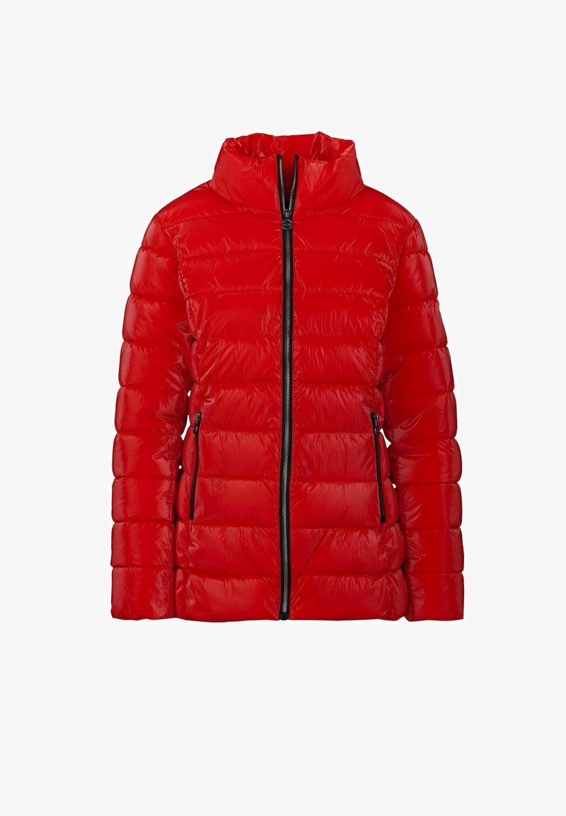 Czerwona kurtka puchowa z wysokim kołnierzem, z poziomymi pikowanymi sekcjami, zamkiem błyskawicznym z przodu i dwoma bocznymi kieszeniami. Gładka, błyszcząca tekstura.