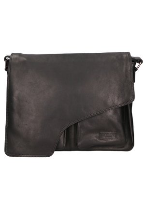 Borsa a tracolla in pelle nera con chiusura a patta, due tasche frontali e una finitura testurizzata. Presenta un'etichetta con il marchio sulla parte anteriore.