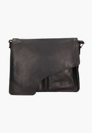 Borsa a tracolla in pelle nera con chiusura a patta, due tasche frontali e una finitura testurizzata. Presenta un'etichetta con il marchio sulla parte anteriore.