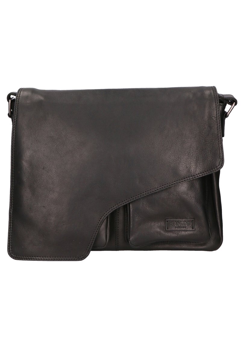 Zwarte lederen boodschappentas met een klep sluiting, twee voorkanten zakken en een gestructureerde afwerking. Beschikt over een merklabel aan de voorkant.