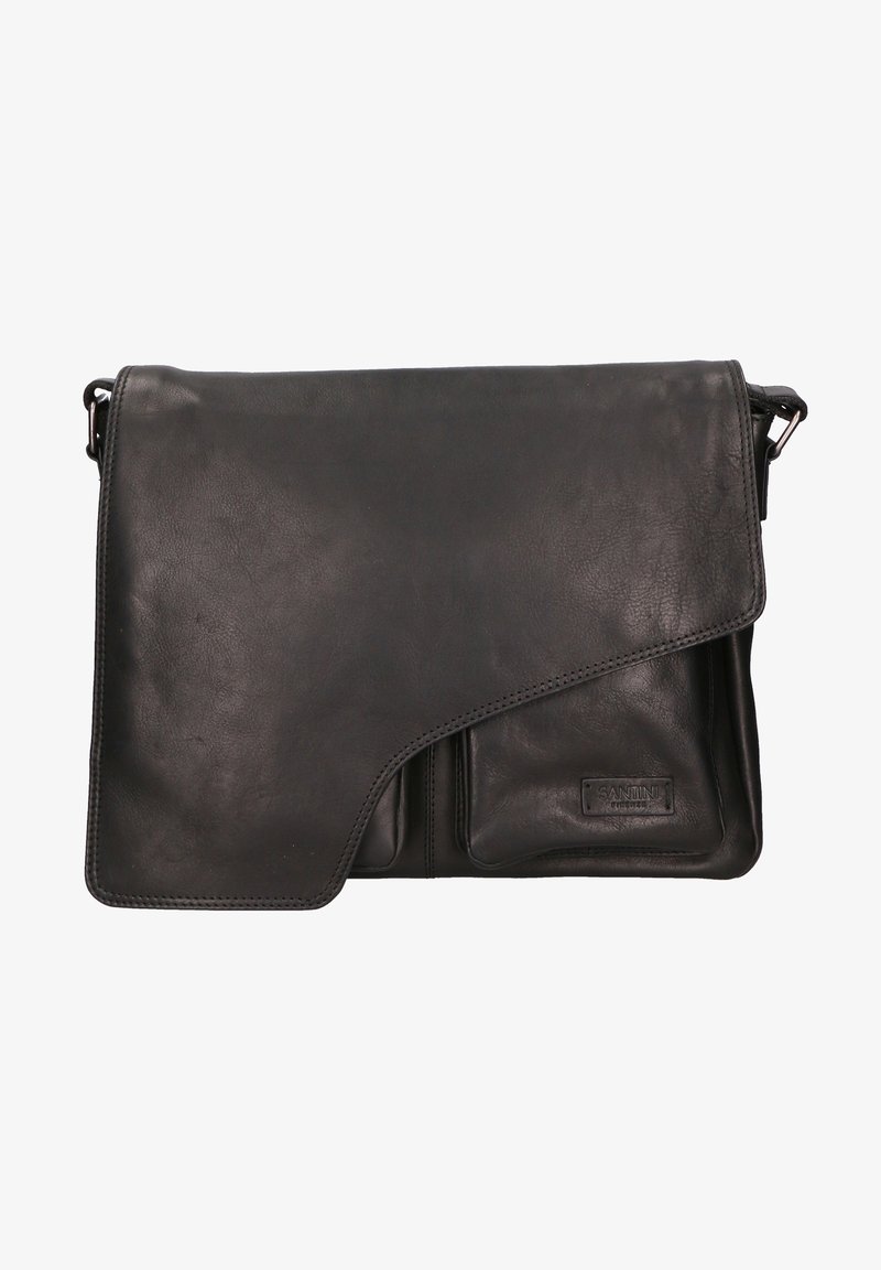 Zwarte lederen boodschappentas met een klep sluiting, twee voorkanten zakken en een gestructureerde afwerking. Beschikt over een merklabel aan de voorkant.