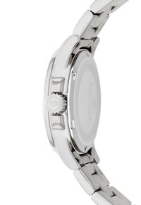 Reloj de pulsera de metal plateado con caja redonda, corona visible y brazalete de eslabones. Textura suave con acabado pulido y parte trasera grabada.