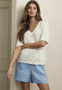 Next V-NECK - REGULAR FIT - Jednoduché tričko - white