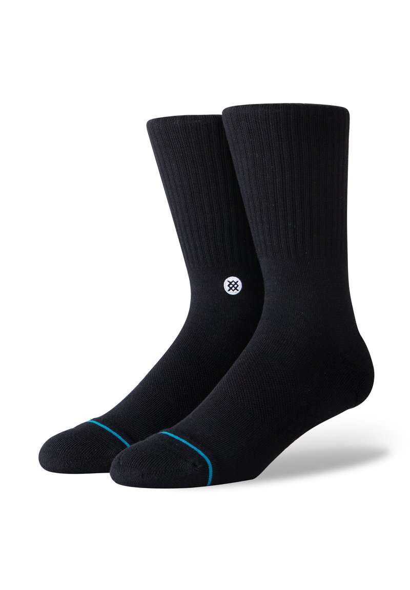 Schwarze Baumwollcrew-Socken mit gerippter Textur und kontrastierenden blauen Akzenten an der Zehe. Weißes Logo-Detail in der Nähe des Knöchels.
