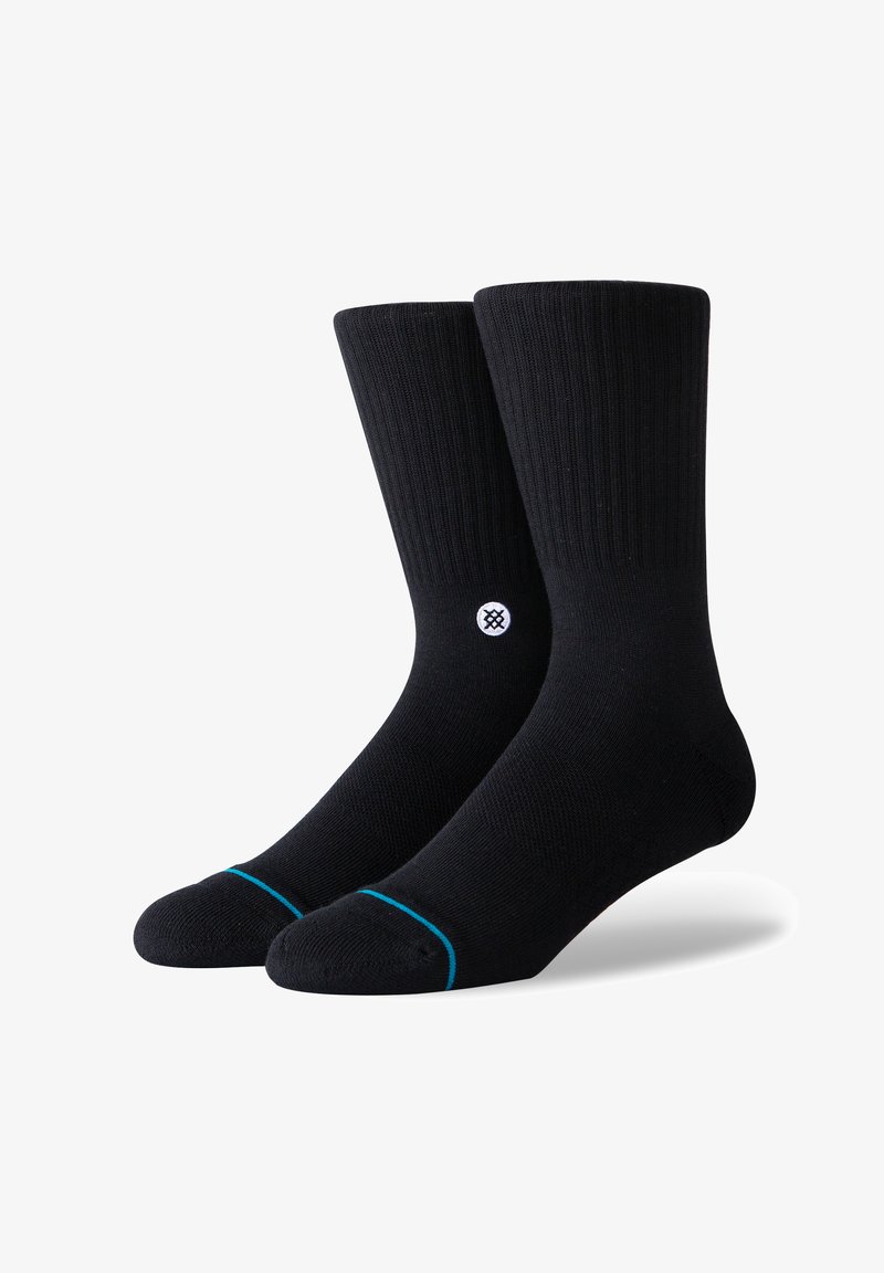 Schwarze Baumwollcrew-Socken mit gerippter Textur und kontrastierenden blauen Akzenten an der Zehe. Weißes Logo-Detail in der Nähe des Knöchels.