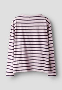 Chemise à manches longues en coton rose clair avec des rayures horizontales violet foncé. Dotée d'un col arrondi et d'un ourlet droit.