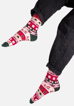 Kolorowe skarpetki z wzorami bałwanków, pierników, choinek oraz świątecznych motywów w odcieniach czerwieni, różu i zieleni.