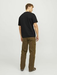 Sort kort�ærmet t-shirt med klassisk rund halsudskæring, parret med olivengrønne cargobukser med sidelommer og en afslappet pasform.