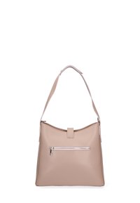 Borsa a mano in pelle beige con una forma curva, manico superiore e una tasca con zip frontale. Texture liscia e design minimalista.