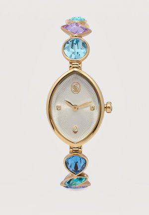 Montre en or avec cadran en forme de marquise, cadran texturé argenté et bracelet orné d'accents de pierres précieuses bleues et violettes.