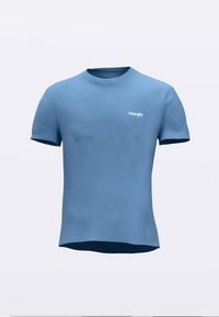 Světle modré tričko s krátkým rukávem vyrobené z hladké látky. Má kulatý výstřih a malý bílý nápis "Wrangler" na hrudi.