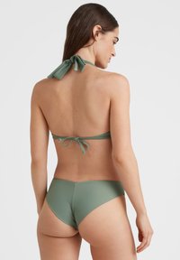 Olivgrön bikiniuppsättning med halterneck och knytstängning samt en högskuren underdel. Slät, matt textur med minimalistisk design.