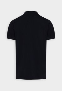 Schwarzes Polohemd mit kurzen Ärmeln aus glattem Baumwollstoff. Hat einen klassischen Kragen und einen geraden Saum, ohne Muster oder zusätzliche Details.