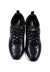 Sneakers in pelle nera con punta arrotondata, occhielli dorati e lacci neri. Presentano una finitura texturizzata e un logo sulla linguetta.