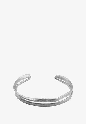 Silberner Armreif mit strukturiertem Finish, der zwei gewellte Stränge aufweist, die an den Enden spitz zulaufen. Einfaches, offenes Design.
