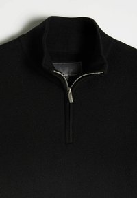 Czarny sweter na zamek z wysokim kołnierzem, wykonany z miękkiego dzianinowego materiału. Posiada srebrny zamek błyskawiczny oraz teksturowane wykończenie.