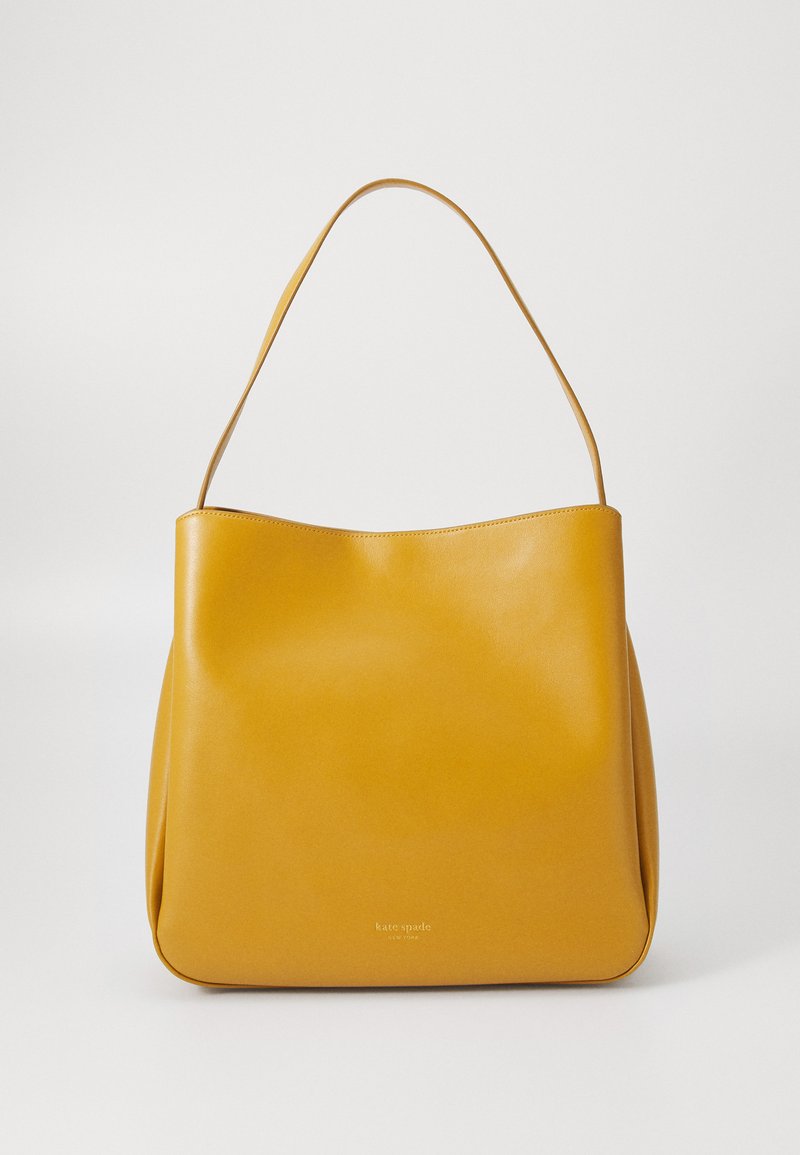 Bolso tote de cuero amarillo con una textura suave, apertura amplia y una sola correa para el hombro. Presenta un sutil distintivo en la parte inferior.