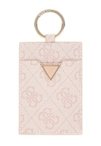 Różowy portfel wykonany z teksturowanego materiału, z powtarzającym się wzorem logo. Posiada złote triángularne logo i okrągły uchwyt na klucze.