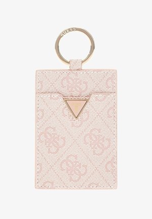 Różowy portfel wykonany z teksturowanego materiału, z powtarzającym się wzorem logo. Posiada złote triángularne logo i okrągły uchwyt na klucze.