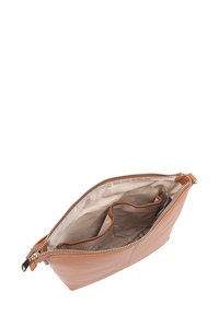 Tan leren clutch met een ritssluiting. Het interieur heeft een lichte voering en twee compartimenten. Gladde textuur met een minimalistisch ontwerp.