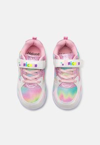 Różowe i iryzujące trampki z białą podeszwą, z zapięciem na rzep, siateczkowym wierzchem i logo "Unicorn" na pasku.