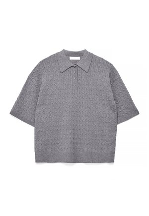 Grå strikket polo med korte ærmer og kabelmønster, tre knapper samt ribkant ved kant og krave, lagt fladt på hvid baggrund.