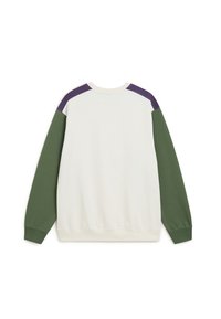 Sweatshirt mit cremefarbenem Körper, olivgrünen langen Ärmeln und dunkellila Schulterakzenten, von hinten auf einem weißen Hintergrund gezeigt.