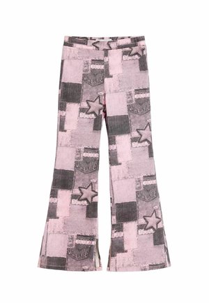 Pantalons évasés roses et gris avec un motif patchwork comportant des étoiles et des impressions de poches en denim, incluant des fentes aux ourlets du bas.