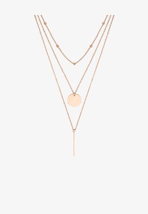 Trójwarstwowy naszyjnik z różowo-złotymi łańcuszkami. Centralnym elementem jest okrągły wisiorek, z pionowym paskiem ozdobnym na najniższym łańcuszku.