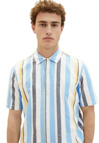 Kurzarm, knöpfbares Hemd mit vertikalen Streifen in Blau, Gelb, Grau und Weiß. Baumwollstoff mit Kragen.
