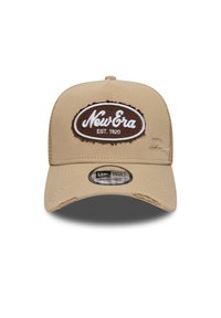 Μπεζ καπέλο μπέιζμπολ με στρογγυλεμένο γείσο, υφασμάτινο υλικό, κεντημένο λευκό και καφέ έμβλημα «New Era» και φθαρμένες λεπτομέρειες στο μπροστινό μέρος.