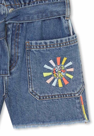 Pantaloni shorts in denim con una tonalità blu e orlo sfilacciato; presentano un design ricamato a raggi di sole multicolore sulla tasca posteriore.