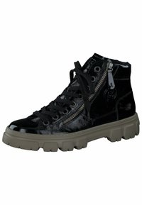 Baskets montantes en cuir verni noir avec fermeture à lacets à l'avant, fermeture éclair et semelle en caoutchouc grise épaisse. Présente une surface texturée et un détail de logo.