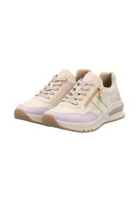 Sneaker in hellem Beige mit cremefarbenen Akzenten, strukturiertem Wildleder und einer lila Zehenkappe. Verfügt über einen seitlichen Reißverschluss und kontrastierende grüne Nähte.