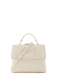 Sac à main en cuir blanc cassé avec une forme structurée, une poignée supérieure et une bandoulière adjustable. Dispose d'une fermeture à rabat et d'un logo en doré.