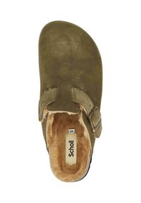Scarpa slip-on in suede verde con cinturino a fibbia, fodera in pelliccia e suola nera. Presenta un'etichetta con "Scholl" e la taglia "42" all'interno.