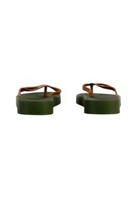 Brune flip-flops med en struktureret fodseng, grøn gummisål og tynde stropper. Bagfra viser de et slankt, minimalistisk design.