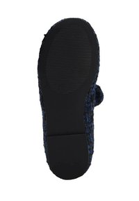 Pantofola blu con texture e suola in gomma nera, dotata di un motivo antiscivolo a righe. La parte superiore ha un aspetto lavorato a maglia con una forma arrotondata.