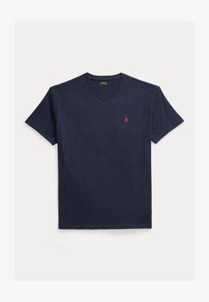 Tengerészkék pamut v-nyakú póló, rövid ujjakkal és egy kis piros hímzett logóval a bal mellrészen. Simább textúra, normál szabás.