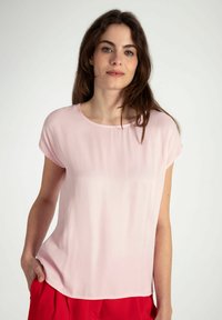Helles rosa, kurzärmliges Oberteil mit Rundhalsausschnitt, aus weichem Stoff, mit lockerer Passform und glatter Textur.