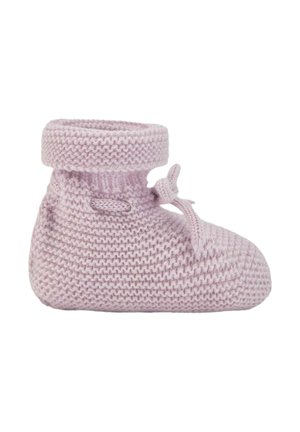 Chausson de bébé tricoté rose doux avec un revers roulé et un nœud attaché sur le côté, isolé sur fond blanc.